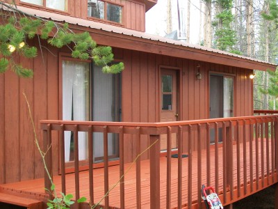 Semi-solid stain on the siding with solid-body deck stain